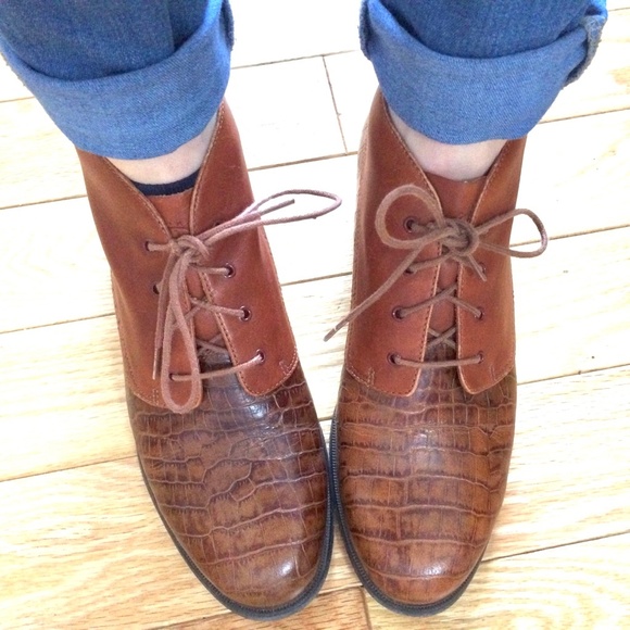 Ariat Shoes - EUC Ariat Crocodile Print Brown Leather Oxfords